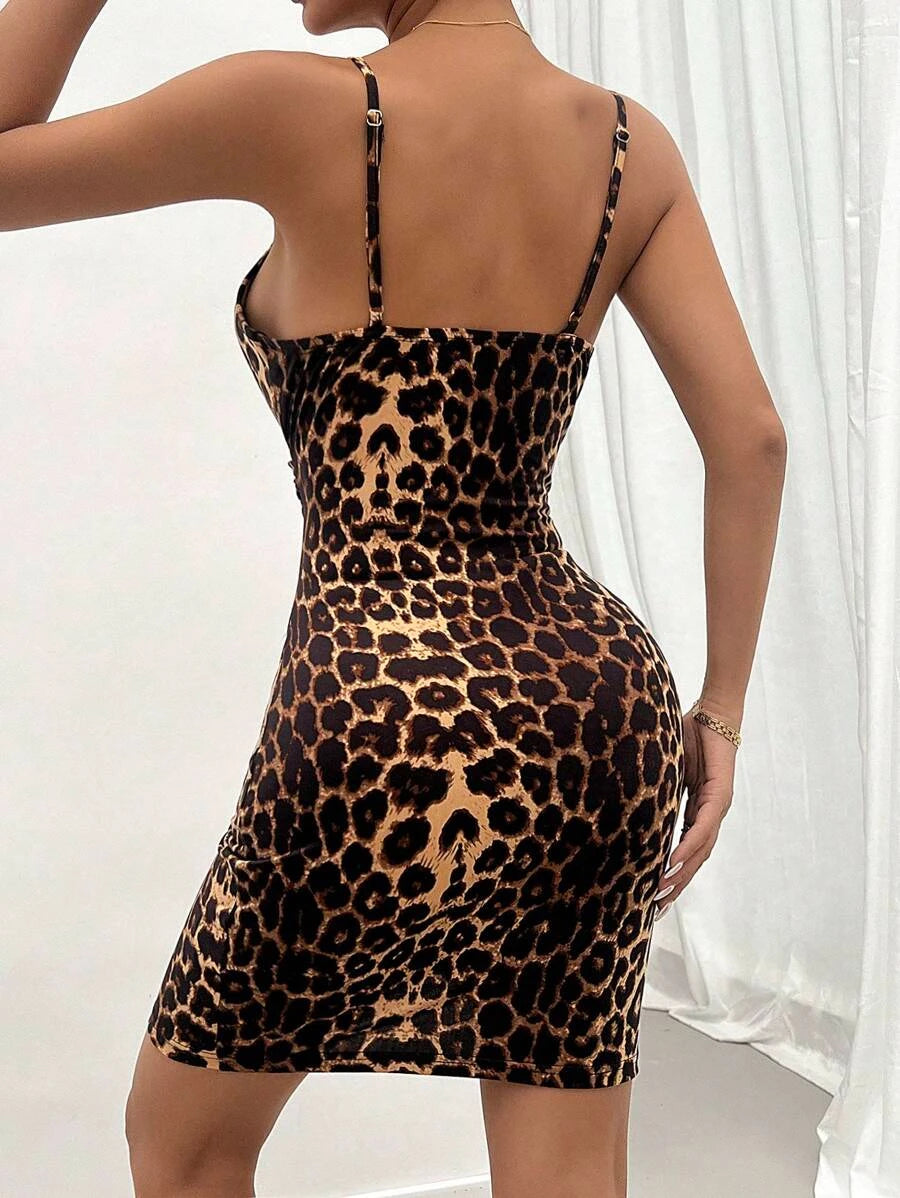 Abito leopardato elegante con scollo a V